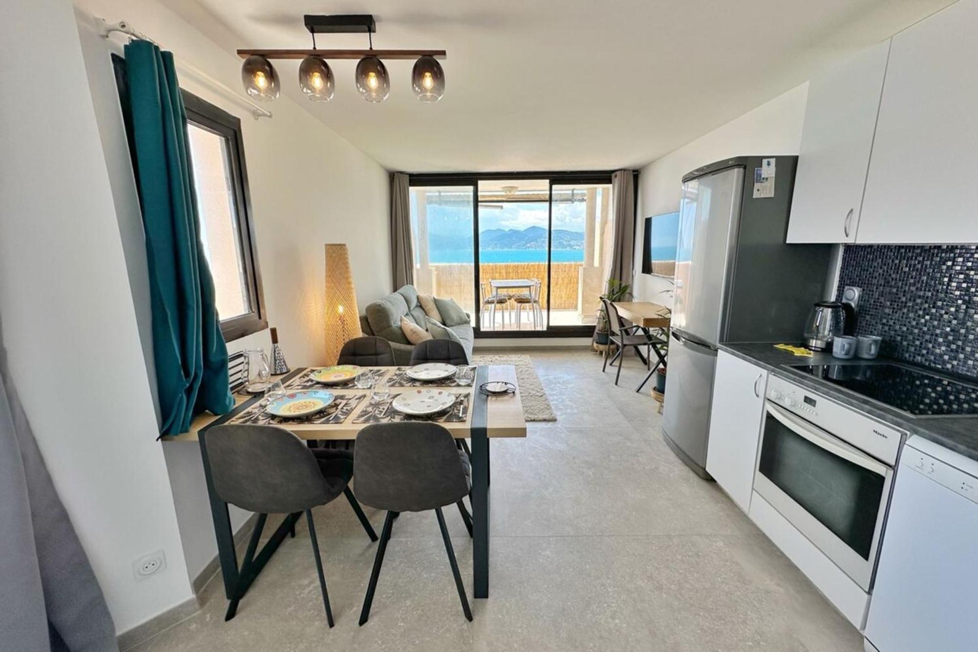 Le Seaview-quiet-swimming Pool-car Park-seafront Appartement *
